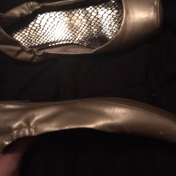 Worn gold ballet flats - Picture 5 of 7